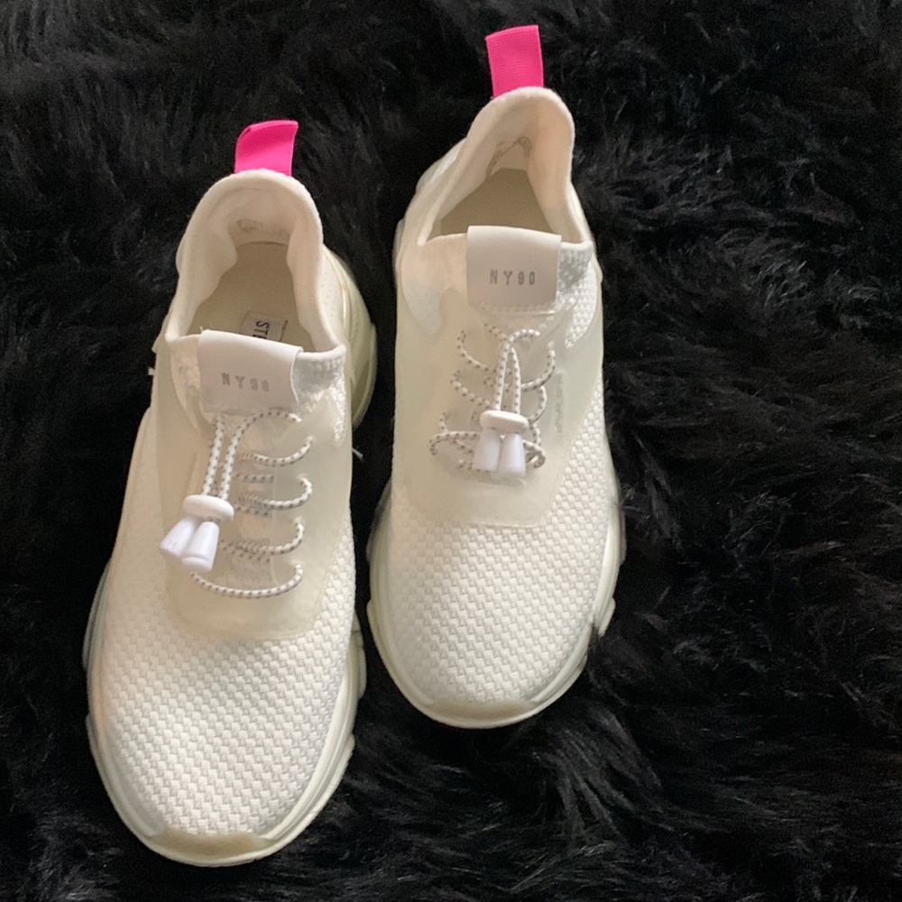 Women’s Steve Madden “Myles” Sneakers. White. Size 8.5M.